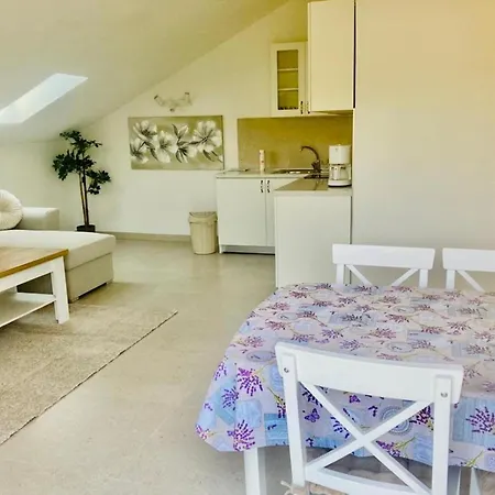 Apartmán Elegant With Balcony - One Bedroom With Balcony Sutivan