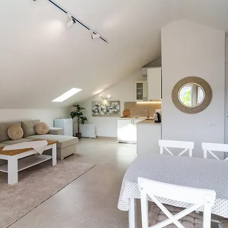 Elegant With Balcony - One Bedroom With Balcony Apartmán Sutivan