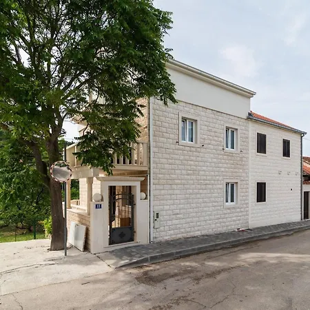 Apartmán Elegant With Balcony - One Bedroom With Balcony Sutivan